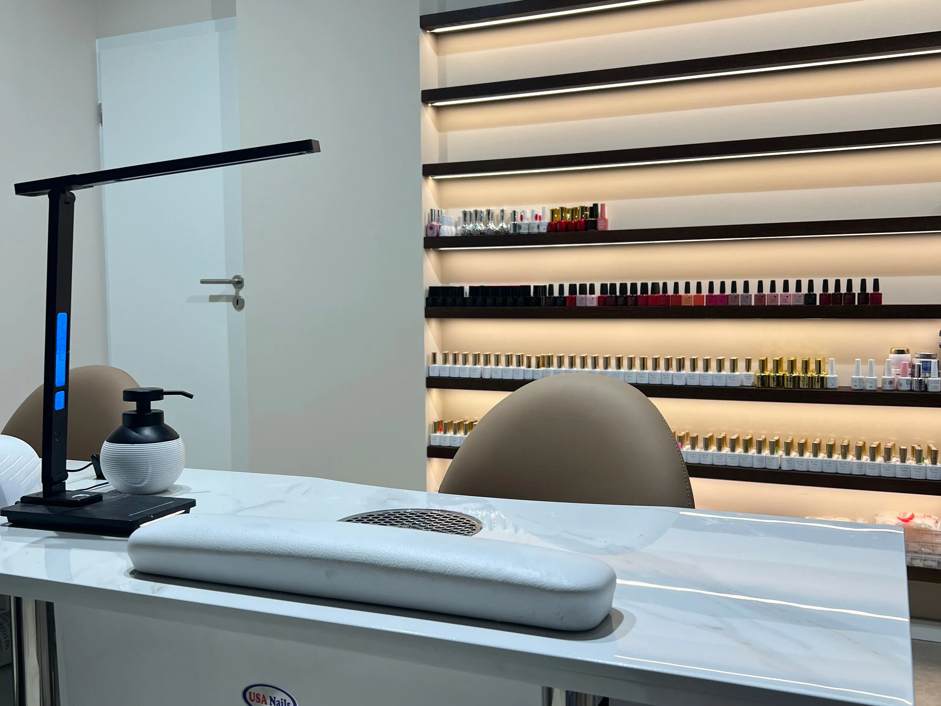 Nageldesign am Arbeitsplatz im Beauty Bar Nagelstudio